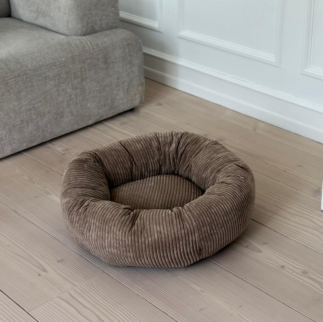 Elva donut-hundekurv i lys brun bred fløjl fra ByDoodleDog