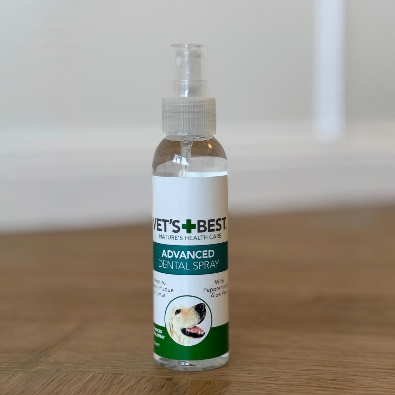 Flaske med Vet's Best avanceret tandplejespray til hund
